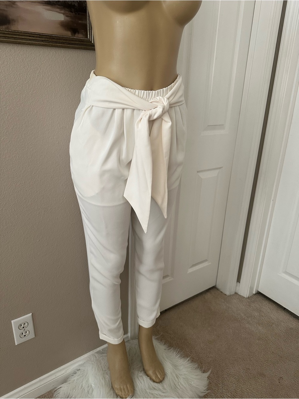 Tie-Waist Cropped Pants in White